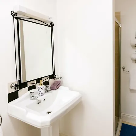 Eagle Heights B&B 에니스크론